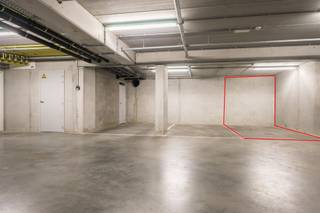 <p><span>Place de parking souterraine avec ascenseur à voitures près du centre-ville de Malines </span></p><p><span>Garage souterrain avec ascenseur à voitures et place de parking, situé dans la résidence Fonteynbrug, au 100 Lange Schipstraat à Malines. L'emplacement est central, à quelques minutes à pied du centre-ville et facilement accessible.</span></p><p><span>Le garage est accessible via un portail automatique et par un ascenseur pour voitures.</span></p><p><span>Loyer : € 80/mois<br />Charges communes : € 45/mois</span></p>