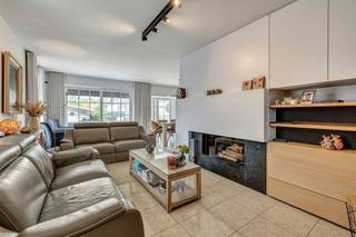 Voor meer info of een bezoek, bel 053 59 49 33 - Op een rustige locatie in Okegem biedt Topo-Immo deze instapklare halfopen bebouwing aan met...