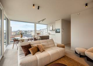 Centraal gelegen en luxueuze nieuwbouwpenthouse te koop op 50 meter van de zeedijk in Koksijde.<br />Lichtrijke living met open keuken met kookeiland en rechtstreekse toegang tot het ruim zonneterras van 20m².<br />Verder is het appartement voorzien van twee slaapkamers, badkamer met lavabo en inloopdouche, apart toilet en berging.<br />In de kelderverdieping is er een aparte berging.