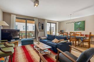 Op een uitstekende locatie vlak naast de Louizalaan bevindt zich dit ruime duplex appartement met 2 slaapkamers. Dankzij deze gegeerde ligging geniet u van een vlotte verbinding met het bruisende stadscentrum van Brussel, tal van winkels, restaurants, openbaar vervoer en alle dagelijkse voorzieningen. Bovendien zorgen de nabijheid van belangrijke invalswegen en de Europese wijk ervoor dat deze locatie zowel voor eigen bewoning als investering bijzonder aantrekkelijk is.<br /><br />Het appartement beschikt over een bewoonbare oppervlakte van 124 m² en bevindt zich in een verzorgd gebouw dat uitgerust is met een lift. We betreden het appartement via de inkomhal met apart gastentoilet. Aansluitend bevindt zich de keuken, die praktisch is ingericht en voorzien is van alle nodige comfort. Verder komen we in de ruime en lichtrijke leefruimte, waar de grote raampartijen zorgen voor een aangename lichtinval. Hier is plaats voor een gezellige zithoek en een eetruimte. Vanuit de leefruimte heeft u rechtstreeks toegang tot het aangename terras, waar u in alle rust kunt genieten. Verder beschikt het duplex appartement over 2 volwaardige slaapkamers en 2 badkamers, wat zorgt voor een optimaal wooncomfort. Als extra troef is er een ondergrondse afgesloten garagebox inbegrepen, waardoor u steeds veilig en comfortabel kunt parkeren. De gemeenschappelijke kosten bedragen slechts €75 per maand.<br />Indien u op zoek bent naar een ruim duplex appartement met 2 slaapkamers op een absolute toplocatie naast de Louizalaan in Brussel, dan is dit een uitstekende opportuniteit.<br /><br />Contacteer ons vrijblijvend via 0487 32 91 87 of bezoek www.boonstravastgoed.be voor meer informatie.<br /><br />Bijzonderheden:<br /><br />- Terras<br />- Lift aanwezig<br />- Ondergrondse afgesloten garagebox