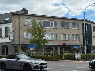 INDELINGInkomhal ca. 11 m² - laminaat - vestiairekastGastentoilet ca. 1 m² - zwarte tegelvloer - deels witte wandtegels - handenwasserLiving ca. 35...