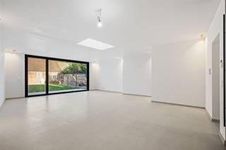 <p><span>Deze brede woning met epc B (117 kWh/m²/jaar) ligt op wandelafstand van een school en de schilderachtige Scheldeboorden. De zwarte alu en pvc-ramen contrasteren mooi met de witte sierpleister en de arduinen plint. Ook het interieur verrast, dankzij grote rechthoekige tegels, opdekdeuren, hoge plafonds, 3 stalen deuren met glas, speciale plafondspots, videofoon, etc. De vernieuwde woning omvat een warmtepomp (Viessmann Vitocal 111), ventilatiesysteem D, 18cm dakisolatie (schuin dak) en 10cm gevelisolatie. In de grote leefruimte zorgt een veluxkoepel met driedubbel glas voor extra licht. Het brede schuifraam kijkt uit op een omheinde tuin (groen uitzicht) en een betegeld terras. In de luxekeuken met wit composietwerkblad en eiland, zijn zwarte en witte kastdelen verwerkt. Ons oog valt op een designdampkap, gasvuur, koelkast, oven, vaatwasser en microgolfoven. Qua bergruimte hebt u vanuit de keuken toegang tot de kelder en een extra berging onder de zwarte metalen designtrap met houten treden. Aanpalend aan de garage is een wasplaats voorzien. De grote badkamer (1e verdieping) bedient de zeer grote master bedroom (parket) met hoog plafond en een tweede kamer van meer dan 6 meter lengte. Er is plaats voor: hangtoilet, zwarte sierradiator, dubbel meubel en inloopdouche. Op de 2e verdieping, waar ook een technische berging aanwezig is, geniet de grote kamer van een eigen en suite badkamer met lavabomeubel, hangtoilet, sierradiator en inloopdouche met glazen wand.</span></p>