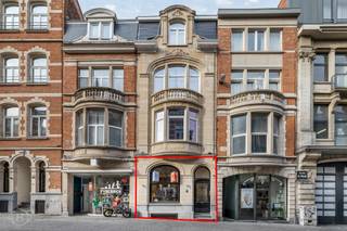 Dit prachtig afgewerkte handelspand werd in 2024 volledig gerenoveerd en is onmiddellijk beschikbaar. Het pand is uitstekend gelegen in de Vital Decosterstraat, tussen de Bondgenotenlaan en het Ladeuzeplein, op een centrale en commerciële locatie in hartje Leuven. De handelsruimte heeft een oppervlakte van ca. 73 m² en beschikt daarnaast over een keukentje, toilet en binnenkoer. Bovendien is er een droge kelder van ca. 30 m², ideaal als extra opslagruimte. Dankzij de moderne en verzorgde afwerking is het pand volledig instapklaar. De ruimte wordt leeg en onbemeubeld aangeboden, waardoor ze flexibel kan worden ingericht en tal van commerciële mogelijkheden biedt. Een aantrekkelijke handelsruimte op een uitstekende locatie, met de belangrijkste winkelstraten en het centrum op wandelafstand. Onmiddellijk beschikbaar. Voor meer informatie kan je terecht bij info@homies.be.