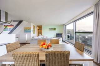 Appartement met 2 slaap- en badkamers <br /><br />2de VERDIEPING<br />Inkomhal <br />Woonkamer met aansluitend eetkamer en bureauruimte voorzien van parketvloer. <br />Keuken (keramische vloertegel) voorzien van gasvuur, koelkast, vaatwasser (nieuw), microgolfoven, dampkap, dubbele spoelbak en granieten werkblad.<br />Ruime berging voor wasmachine, droogkast en extra diepvriezer.<br />Badkamer met douche, toilet en badmeubel.<br />Slaapkamer 14m²<br />Via grote schuifraam toegang tot terras van ±40m² op tegel.<br /><br />3DE VERDIEPING<br />Overloop 10m² met mogelijkheid tot dressing.<br />2de slaapkamer 13m².<br />Badkamer op tegel met douche, toilet en dubbel lavabomeubel<br /><br />BIJZONDERHEDEN<br />Verwarming op aardgas met centrale verwarming, dubbele beglazing, videofoon.<br />Gunstig EPC, elektriciteit conform.<br />Momenteel verhuurd<br />Afgesloten garage verplicht bij aan te kopen (30.000€).<br /><br />POSITIEVE PUNTEN<br />Kleinschalig project.<br />Zéér veel lichtinval<br />Ruime leefruimte <br />2 badkamers <br />Enorm terras<br />Lage gemeenschappelijk kosten (85€)<br />Op wandelafstand van markt van Geel. <br />Winkels, scholen en openbaar vervoer allemaal in de buurt.