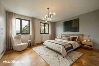 <strong>Is je woning te groot? Te veel onderhoud? Te afgelegen? Wil je wonen in het groene Kasterlee? Maak dan snel een afspraak in dit groot appartement met drie slaapkamers, twee grote terrassen. Een uitzonderlijk grote garage en veel bergruimte op de zolder en in de kelder krijg je er zo maar bij... <br /></strong><br /><strong>Ligging:</strong> centrum van Kasterlee <br /><br /><strong>Indeling:</strong> inkomhal, woonkamer, keuken, keukenberging, 3 slaapkamers, badkamer, zolderberging, kelderberging, garage, twee terrassen<br /><br /><strong>Omschrijving: </strong>groot appartement op de derde verdieping van "Residentie Bosrand", (bouwjaar 2001) gelegen in het centrum nabij winkels en natuur. Inkomhal met gastentoilet, lichte woonkamer met hoge plafonds, zowel voor-als achteraan een groot terras met zonneluifel. Keuken met alle comfort en een aansluitende wasplaats. Nachthal met toegang naar de drie slaapkamers en de badkamer met ligbad en douche. Uitschuiftrap naar een erg ruime zolderberging (+/- 60 m²). Het appartement is vrijwel overal bevloerd met eiken parket. Kelderverdieping met private kelderberging en een uitzonderlijk grote garage met automatische poort. Gemeenschappelijke fietsenberging en binnenplein met gemeenschappelijke tuin. Meerdere laadpalen 200 meter verderop aan sporthal Duineneind.<br /><br />Geen bovenburen! Aanbod in Kasterlee is erg beperkt! Mits schilderwerk en opschuren parket is het appartement vrijwel instapklaar!<br /><br /><strong>Maandelijkse lasten:</strong> € 171 o.a. voor afvalophaling, poetsen traphal, onderhoud tuin<br />Epc-score: 159 kWh/m² (label B)<br /><br /><strong>Bijzondere informatieplicht: </strong><span>omgevingsvergunning stedenbouwkundige handelingen uitgereikt, woongebied, geen rechterlijke herstelmaatregel of bestuurlijke maatregel opgelegd, geen voorkooprecht ruimtelijke ordening, geen omgevingsvergunning voor verkavelen van gronden.</span>