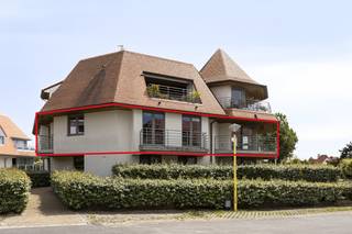 In de Sloepenlaan te Sint-Idesbald (Koksijde), vlakbij het strand en op wandelafstand van het centrum, vinden we dit villa-appartement (114 m²) inclusief garage te koop. Dit recent appartement uit 2010 werd kwalitatief ingericht en werd steeds zéér goed onderhouden. Zoek je immo in Sint-Idesbald? Lees dan zeker verder!INDELING:> Eerste verdieping:- inkomhal;- lichtrijke leefruimte met terras (zuid-west gericht, 21 m²); - keuken voorzien van keramische kookplaat, dampkap, dubbele spoelbak, koelkast, oven en vaatwasmachine; - berging met aansluiting wasmachine;- 3 ruime slaapkamers allen voorzien van ingemaakte kasten. Aansluitend aan één van de slaapkamers is een douchekamer aanwezig. Iedere slaapkamer is voorzien van een terras;- badkamer met bad, dubbele lavabo met wasmeubel, handdoekdroger en toilet;- gastentoilet> Bij het appartement is een ruime garage (3,35m op 7,35m) inbegrepen!ALGEMEEN:- zeer gunstig EPC B (141 kWh/m² jaar);- centrale verwarming op aardgas, condensatieketel;- gordijnen, lichtarmaturen en meubilair leefruimte inbegrepen;Bent u op zoek naar een aangenaam ruim appartement, zowel voor vaste bewoning als voor tweede verblijf? Aarzel niet contact op te nemen met Dewaele Koksijde (058 330 600).