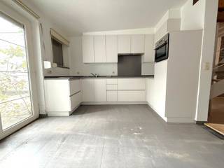 Woonhuis op wandelafstand van de Grote Markt.<br /><br />Indeling en omschrijving:<br />Via de inkomhal van deze charmante stadswoning heeft u toegang naar de woonkamer met veel lichtinval. Hier achter de vernieuwde keuken met kookplaat, dampkap, ijskast, oven, dubbele spoelbak en boven- en onderkasten. Het zuid-georiënteerde terras bereikt u via de keuken. Deze is volledig omheind. Badkamer is voorzien van een inloopdouche, lavabo met meubel, toilet en aansluiting voor wasmachine. <br />Op de eerste verdieping is er een open vide, deze kan ingericht worden als bureau of tweede slaapkamer. Hiernaast de slaapkamer met velux-raam en zonsverduistering.<br />De kelder is onderverdeeld in twee ruimtes. Een ingerichte ruimte van 23 m² en hiernaast nog een grote open ruimte van 54 m². <br /><br />Opmerking: de vloerplaat tussen de kelder en het gelijkvloers onder de keuken en badkamer dient vervangen te worden.<br /><br />Extra info: Stadswoning I nabij de Grote Markt I <span>EPC 266 kWh/(m² jaar) Label C</span><span> I infoplicht: Vg, Wg, Gvv, Gvkr, Gmo I watertoets: P-score: A I G-score: A. </span>