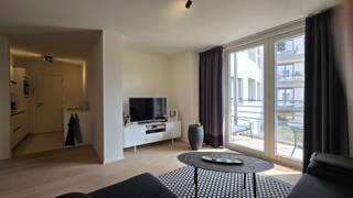 <p><span>Prachtig en modern 1-slaapkamer appartement met terras en tuinuitzicht – Sint-Lambrechts-Woluwe</span></p><p><span> </span></p><p><span>Gelegen in het standingvolle en recente gebouw </span><span>"Victory"</span><span>, biedt dit uiterst comfortabele 1-slaapkamer appartement op de </span><span>derde verdieping</span><span> de perfecte balans tussen moderne luxe, rust en een uitstekende bereikbaarheid. Het gebouw verwelkomt u via een indrukwekkende en stijlvol afgewerkte inkomhal.</span></p><p><span> </span></p><p><span>Indeling van het appartement:</span></p><p><span> </span></p><ul><li><span>Lichtrijke Living:</span><span> Een gezellige woonkamer met een warme, hoogwaardige parketvloer. De grote kamerhoge glaspartijen zorgen voor natuurlijk licht en bieden directe toegang tot het terras.</span></li><li><span>Rustgevend Terras & Slaapkamer aan de tuinzijde:</span><span> Het privéterras is de ideale plek om te ontspannen en kijkt uit over de rustige, gemeenschappelijke binnentuin. </span><span>Zowel het terras als de slaapkamer liggen aan de achterzijde van het gebouw</span><span>, waardoor u geniet van absolute stilte en een groen uitzicht, volledig afgeschermd van het straatlawaai. De slaapkamer heeft bovendien een eigen directe toegang tot het terras.</span></li><li><span>Volledig Uitgeruste Keuken:</span><span> Een moderne, strakke keuken in witte uitvoering met voldoende kastruimte. De keuken is voorzien van alle hedendaagse comfort, waaronder een kookplaat, dampkap, oven, ingebouwde magnetron en een dubbele spoelbak.</span></li><li><span>Luxe Douchekamer:</span><span> De stijlvolle badkamer is volledig betegeld en uitgerust met een comfortabele inloopdouche met glazen schuifdeur, een dubbel wasmeubel met handige spiegelkasten en een handdoekradiator.</span></li><li><span>Berging & Apart Toilet:</span><span> Het appartement beschikt over een aparte berging (ideaal voor extra opslag of huishoudelijke apparaten) en een afzonderlijk gastentoilet.</span></li><li><span>Ondergrondse Staanplaats:</span><span> Nooit meer zoeken naar parkeergelegenheid dankzij de privé-parkeerplaats in de beveiligde ondergrondse garage van het gebouw.</span></li></ul><p><span> </span></p><p><span>Troeven:</span></p><ul><li><span>Gelegen in het prestigieuze "Victory"-project in Sint-Lambrechts-Woluwe.</span></li><li><span>Volledig rustig gelegen aan de achterzijde met uitzicht op de binnentuin.</span></li><li><span>Inclusief private ondergrondse parkeerplaats.</span></li><li><span>Uitstekende staat van onderhoud, instapklaar en modern afgewerkt</span></li></ul><p><span> </span></p><p><span>Heeft dit appartement uw interesse gewekt? Download dan de volledige inlichtingenfiche onder het tabblad 'documenten' hieronder.</span></p><p><span> </span></p>