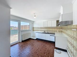 Zeer ruim DAKAPPARTEMENT (104 m²) met 3 slaapkamers en grote dakterras op wandelafstand van Grote Markt te ROESELARE Indeling: inkom, gastentoilet,...