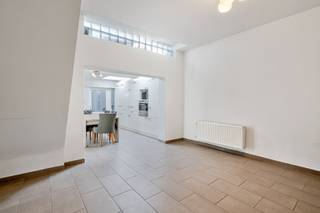 Deze ruime gezinswoning is gelegen op wandelafstand van winkels, scholen, openbaar vervoer, Dok-Noord en het centrum van Gent. Door haar ligging...