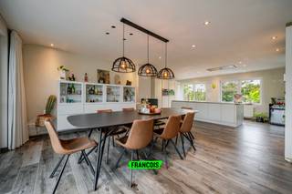 In het centrum van Beveren (Roeselare) vindt u deze instapklare woning met tal van mogelijkheden, ideaal voor wie comfortabel wil wonen én tegelijk plaats zoekt om een zelfstandige activiteit uit te oefenen. Voor de deur is ruime parkeergelegenheid voorzien en achteraan beschikt u over een dubbele garage met automatische poort.<br /><br />De woning werd grondig gerenoveerd in 2014 en 2018 en uitgerust met moderne technieken zoals een warmtepomp op het gelijkvloers, een alarmsysteem met camera’s, ventilatiesysteem, 30 zonnepanelen en twee regenwaterputten van telkens 7.500 liter. De elektriciteit is bovendien volledig gekeurd en conform.<br /><br />Op het gelijkvloers bevindt zich een praktijkgedeelte met inkomhal en wachtruimte, twee aparte praktijkruimtes en een polyvalente ruimte waar momenteel een bar is ingericht, maar die eenvoudig kan worden heringericht tot extra werk- of praktijkruimtes. Verder vindt u er ook sanitaire voorzieningen, een technische ruimte en een aparte wasplaats.<br /><br />Op de eerste verdieping geniet u van een lichtrijke leefruimte met palletkachel, een volledig geïnstalleerde keuken met bijkeuken, drie slaapkamers, een dressing, een apart gastentoilet en een badkamer met lavabomeubel, inloopdouche en toilet. Via de leefruimte heeft u toegang tot het ruime terras met zonneluifel.<br /><br />De zolderverdieping werd ingericht als een zeer ruime slaapkamer met aansluitend een praktische opslagruimte. Ook buiten is het aangenaam vertoeven, de woning beschikt over een gezellige tuin.<br /><br />Voor meer informatie of een bezoek kunt u contact opnemen via axel@immofrancois.be of telefonisch op 0471/45.29.95.