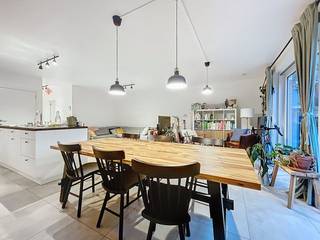 Het gelijkvloers-appartement is voorzien van een inkomhal, ruime open leefruimte met keuken, berging, badkamer, apart toilet, slaapkamer, terras en autostaanplaats.Gelijkvloers:- inkomhal met ingemaakte kast- toilet met handenwasser- grote open leefruimte met toegang tot het terras via schuifraam- open keuken voorzien van koelkast, oven, inductiekookplaat met dampkap, dubbele spoelbak, vaatwasser en voldoende bergruimte- berging met aansluiting voor wasmachine- badkamer voorzien van dubbele lavabo in bijpassend meubel, inloopdouche- slaapkamerBijzonderheden:- autostaanplaats- gemeenschappelijke fietsenberging- warmtepomp: vloerverwarming, zeer energiezuinig- EPB: 58 kWh/m² (E-peil: 30)- vaste kosten €75 p/m(ver-)Kopen of (ver-)huren in regio Kalmthout / Essen?Met vragen kan u altijd bij ons terecht!Dewaele vastgoed met advies.