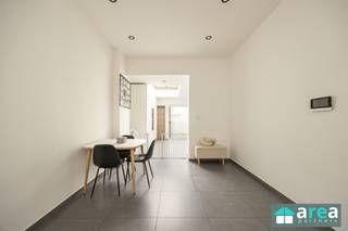 <p><span>Achter deze verzorgde gevel schuilt een charmante en gerenoveerde ééngezinwoning in het hippe Boho. Deze instapklare woning combineert hedendaags comfort met een moderne uitstraling en beschikt over drie slaapkamers en een noordgerichte stadskoer. Dankzij de uitstekende ligging bevindt u zich op een steenworp van tal van hippe adresjes, gezellige cafés en restaurants. Bovendien biedt de directe omgeving een uitgebreid aanbod aan voorzieningen: winkels, scholen, apotheken en openbaar vervoer zijn allemaal vlot bereikbaar. </span></p><p><span> </span></p><p><span>Grootste troeven:</span></p><p><span>-Centrale locatie</span></p><p><span>-Instapklare woning, mooi gerenoveerd</span></p><p><span>-Gunstig EPC (B) van 150kWh/(m²jaar)</span></p><p><span>-Geïsoleerd dak , voor- en achtergevel</span></p><p><span>-Noordgerichte stadskoer</span></p><p><span> </span></p><p><span>Indeling:</span></p><p><span>-Kelder: praktische kelder (30m²), ideaal voor stockage.</span></p><p><span>-GLVL: Langs voorzijde treffen we de ruime en lichte living. De hoge plafonds zorgen voor een comfortabel gevoel. De living gaat naadloos over in de eetkamer en keuken. Achteraan bevindt zich de volledig geïnstalleerd keuken met keukeneiland, met doorgang naar de noordgerichte stadskoer (10m²). Tot slot is er nog een apart toilet beschikbaar.</span></p><p><span>-V1: Hier treffen we de 1ste volwaardige slaapkamer (17m²) terug alsook een ruime, ingerichte badkamer (12m²) met inloopdouche, ligbad, WC en aansluiting voor het wasmachine en droogkast.</span></p><p><span>-V2: Bovenaan bevinden zich de laatste 2 slaapkamers (17m² & 12m²). Vanuit de traphal is er tevens toegang tot de zolderruimte (18m²) met opbergmogelijkheden.</span></p><p><span> </span></p><p><span>Voor meer informatie kan u terecht bij Area Partners: Info@area.be of 03/284.60.60</span></p>
