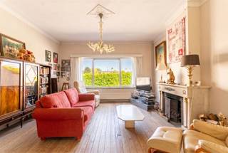 <p>Ruime gezinswoning (220 m²) met stadstuin en garage nabij Park Den Brandt</p><p>Op een bijzonder gunstige ligging, op wandelafstand van het prachtige Park Den Brandt, bevindt zich deze karaktervolle gezinswoning met een bewoonbare oppervlakte van ca. 220 m². Dankzij de nabijheid van de A12 en E19, scholen en openbaar vervoer geniet u hier van een uitstekende bereikbaarheid.</p><p>Dit is een huis met een verhaal. Authentieke elementen zoals planchervloeren en prachtig glas-in-lood geven de woning een warme, tijdloze uitstraling. De lichtrijke en royale ruimtes ademen charme en bieden tegelijk tal van mogelijkheden om het geheel naar eigen smaak te vernieuwen.</p><p>De woning beschikt over een zeer ruime, open leefruimte met geïntegreerde keuken van ca. 63 m², waar gezelligheid en functionaliteit samenkomen.</p><p>Verder omvat de indeling:</p><ul><li>Een zeer ruime polyvalente ruimte van ca. 38 m² op het gelijkvloers (ideaal als extra slaapkamer, praktijk of hobbyruimte)</li><li>Twee badkamers</li><li>Ruime slaapkamers </li><li>Een droge kelder</li><li>Garage en gezellige stadstuin</li><li><p>Mogelijkheid tot het creëren van een terras op de eerste verdieping</p><br /></li></ul><p>De woning heeft een EPC-label E. Een simulatie toont aan dat na dakisolatie een verbetering naar EPC C mogelijk is. Kortom, een unieke woning boordevol karakter en potentieel, perfect voor wie op zoek is naar ruimte, charme en een plek om een nieuw verhaal te schrijven.</p><p>Wenst u meer informatie of had u graag een bezichtiging gewenst? <br />Info@markasa.be of <strong>03/827.72.92</strong></p>