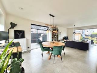 Moderne en recente halfopen woning dd. 2018, gelegen in een residentiële buurt nabij de Leieboorden en dichtbij alles wat men nodig heeft; Perceelsoppervlakte van 182 m²;<br />Indeling: inkomhal met mooie glaspartij, apart toilet met handwasser, L-vormige woonkamer met plaats voor eetplaats en salon en open keuken met eiland en alle comfort: vaatwas, microgolfoven, oven, koelkast, dubbele gootsteen met druipzone, afzuigkap,.. Aansluitend, een wasplaats; de leefruimte kijkt rechtstreeks uit op de onderhoudsvriendelijke tuin met terras en tuinhuis; Vooraan is een handige oprit en links van de woning een carport; De tuin is volledig omheind.<br />Vd 1: nachthall naar 3 comfortabele slaapkamers, een tweede apart toilet en een badkamer met ruime inloopdouche en dubbele wastafel met meubel;<br />Luik met plooitrap naar een ruime geïsoleerde bergzolder waar ook nog technieken huizen: condensatieketel op gas en ventilatiesysteem; Verder zijn er 15 Zonnepanelen en overal hoogrendementsbeglazing; EPC Label A/43kWh/m²jaar; Beschikbaarheid: bij akte na betaling; Info en bezoek: julie@elet.immo of 0479 635 685;