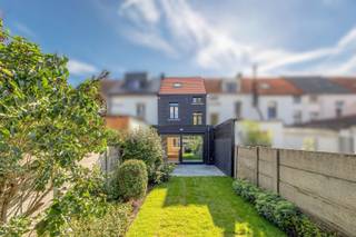 <p><span><strong>Karaktervolle &amp; volledig gerenoveerde charmewoning op toplocatie bij het Park<br /></strong>Ben je op zoek naar een stijlvolle, <strong>instapklare woning</strong> op een boogscheut van het Park van Schoten? Deze in 2026 grondig <strong>gerenoveerde charmewoning</strong> combineert modern wooncomfort met een gezellige sfeer op een rustige, maar uiterst centrale locatie.</span></p>
<p><span><strong>INDELING VAN DE WONING</strong></span></p>
<p><span><strong><u>Gelijkvloers<br /></u></strong>Uitnodigende<strong> inkomhal</strong> met afzonderlijk gastentoilet. De lichtrijke <strong>leefruimte</strong> (ca. 24 m²) vloeit naadloos over in de royale, open <strong>leef- en eetkeuken</strong> (ca. 19 m²), die volledig is uitgerust met hedendaagse inbouwtoestellen.</span></p>
<p><span><strong><u>Eerste verdieping<br /></u></strong>Nachthal met toegang tot een royale <strong>hoofdslaapkamer</strong> (ca. 17 m²) en een stijlvolle, ruime<strong> badkamer</strong> (ca. 12 m²) voorzien van een comfortabele inloopdouche, dubbele lavabo en toilet.</span></p>
<p><span><strong><u>Tweede verdieping<br /></u></strong>Tweede nachthal die leidt naar <strong>twee extra slaapkamers</strong> (ca. 12m² en 8m²), ideaal als kinder-, gasten- of werkkamer.</span></p>
<p><span><strong>BUITENRUIMTE<br /></strong>De fraai aangelegde<strong> tuin</strong> is een absolute troef. Dankzij de gunstige <strong>west-oriëntatie</strong> geniet je hier van 's middags tot in de late avonduren van de zon.</span></p>
<p><span><strong>KORTOM<br /></strong><strong>* Toplocatie: </strong>gelegen in een rustige straat, op wandelafstand van het Park van Schoten, het bruisende centrum en het openbaar vervoer.</span><br /><span><strong>* Instapklaar (renovatie dd. 2026):</strong> zorgeloos verhuizen naar een volledig vernieuwde woning met behoud van charme.</span><br /><span><strong>* Zonnige west-tuin:</strong> optimaal genieten van de middag- en avondzon.</span><br /><span><strong>* Modern comfort:</strong> energiezuinige gascondensatieketel (Vaillant) en nieuw PVC-schrijnwerk met dubbele beglazing.<br /><br /><strong>BEWOONBARE OPPERVLAKTE<br /></strong><span>De vermelde “bewoonbare oppervlakte” is gebaseerd op de “bruikbare vloeroppervlakte” zoals vermeld in het EPC.</span><br /></span></p>