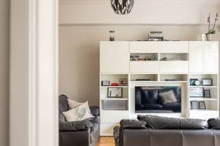 <p>Op zoek naar een lichtrijk en ruim appartement in één van de meest geliefde buurten van Antwerpen? Dit appartement ligt in de statige De Vrièrestraat, midden in het bruisende Zuid. De buurt staat bekend om haar levendige sfeer, trendy restaurants en gezellige koffiebars. Achter de hoek van de Marnixplaats, het Museum voor Schone Kunsten, het Zuidpark en tal van winkels.</p><p>Verder direct aan belangrijke invalswegen, de Ring van Antwerpen en openbaar vervoer. Velostation op wandelafstand.</p><p>· 2 slaapkamer appartement<br />· Terras<br />· Beschikbaar per 01/06/2026<br />· Autostaanplaats mogelijk<br />· Toplocatie</p><p>Het appartement van 102 m² is gelegen op de 2e verdieping en bereikbaar per lift of trap. Inkomhal met vestiaire leidt naar de ruime zonnige leefruimte, ingedeeld in een living en eetkamer met aansluitend de gesloten keuken, geïnstalleerd met toestellen.<br />De nachthal met gastentoilet en berging leidt naar de rustige achterzijde van het appartement, waar zich de 2 slaapkamers bevinden. Verder is de badkamer omvat bad met douche, wastafel en aansluiting voor de wasmachine.</p><p>Gemeenschappelijke kosten: 75 euro/maand (elektriciteit voor gemeenschappelijke ruimtes en privé waterverbruik).</p><p>De nutsvoorzieningen (energie) zijn individueel gemeten en komen voor rekening van de huurder.</p><p>Interesse? Gelieve uw gegevens in te vullen onderaan de advertentie op onze website https://www.sinjoor.be. De dossierverantwoordelijke zal vervolgens zo snel mogelijk contact met u opnemen.</p>