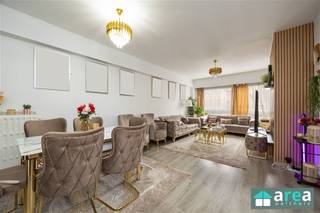 <h2><span>Leuk 2-slpk appartement met terras op centrale locatie in Berchem</span></h2><p><span>Ligging:</span><span> Dit 2-slaapkamerappartement is gelegen op een strategische en uiterst bereikbare locatie aan de Diksmuidelaan in Berchem. Dankzij deze centrale ligging bevindt u zich hier op een boogscheut van het station Antwerpen-Berchem en diverse openbaar vervoersverbindingen. In de directe nabijheid geniet u van een gevarieerd aanbod aan winkels, supermarkten en gezellige eetgelegenheden. Bovendien bent u met de wagen via de Singel en de Antwerpse Ring in een mum van tijd op weg naar het stadscentrum of de omliggende regio's. </span></p><p><span>Indeling:</span><span> U betreedt het appartement via de inkomhal (6m²) die direct toegang geeft tot alle ruimtes. Aan de voorzijde bevindt zich de royale, lichtrijke leefruimte (32m²) met daarnaast de functionele keuken (7,5m²). Zowel via de keuken als de living heeft u toegang tot een gezellig balkon (2m²) aan de straatzijde. Praktisch ingedeeld bevindt zich aansluitend aan de keuken een handige berging/washok (5m²). Centraal in het appartement bevindt zich het aparte toilet (2m²) en de badkamer (4m²). Aan de rustige achterzijde bevinden zich de 2 slaapkamers (14m² &amp; 7m²). De kleinste slaapkamer (7m²) biedt bovendien rechtstreekse toegang tot het achterliggende terras (5m²).</span></p><p><span>Troeven:</span></p><p><span>- Lichtrijk</span></p><p><span>- Netto-rendement van 4.5%</span></p><p><span>- 90m² cfr. EPC</span></p><p><span> </span></p><p><span> </span></p>