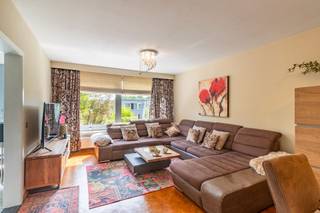 <p>Comfortabel wonen in een gezellige wijk. Dit appartement ligt op de tweede verdieping van een verzorgd gebouw in de geliefde wijk Deuzeld. Je woont op wandelafstand van winkels, scholen en openbaar vervoer, met een vlotte verbinding naar het centrum van Schoten en Antwerpen.</p><p>Het appartement bestaat uit een inkomhal – een lichtrijke woonkamer – een volledig uitgeruste keuken (elektrische kookplaat, oven, dubbele spoelbak) – een aansluitend balkon – 2 slaapkamers (ca. 15 m² &amp; 7 m²) – aansluitend een tweede balkon - 3de kamer (ca. 9m²) met lichtkoepel, ideaal als derde slaapkamer, bureau of dressing – een moderne en vernieuwde (2019) badkamer met inloopdouche, hangtoilet en modern wastafelmeubel.</p><p><br /></p><p>•Garagebox inbegrepen, een absolute meerwaarde in deze buurt!</p><p>•Vernieuwde Vaillant CV-ketel (2019)</p><p>•EPC-label E (renovatieplicht van toepassing), </p><p><br /></p><p>maar na de vernieuwing van het platte dak is een label B mogelijk. Met bijkomende gevelisolatie is zelfs label A haalbaar.</p>