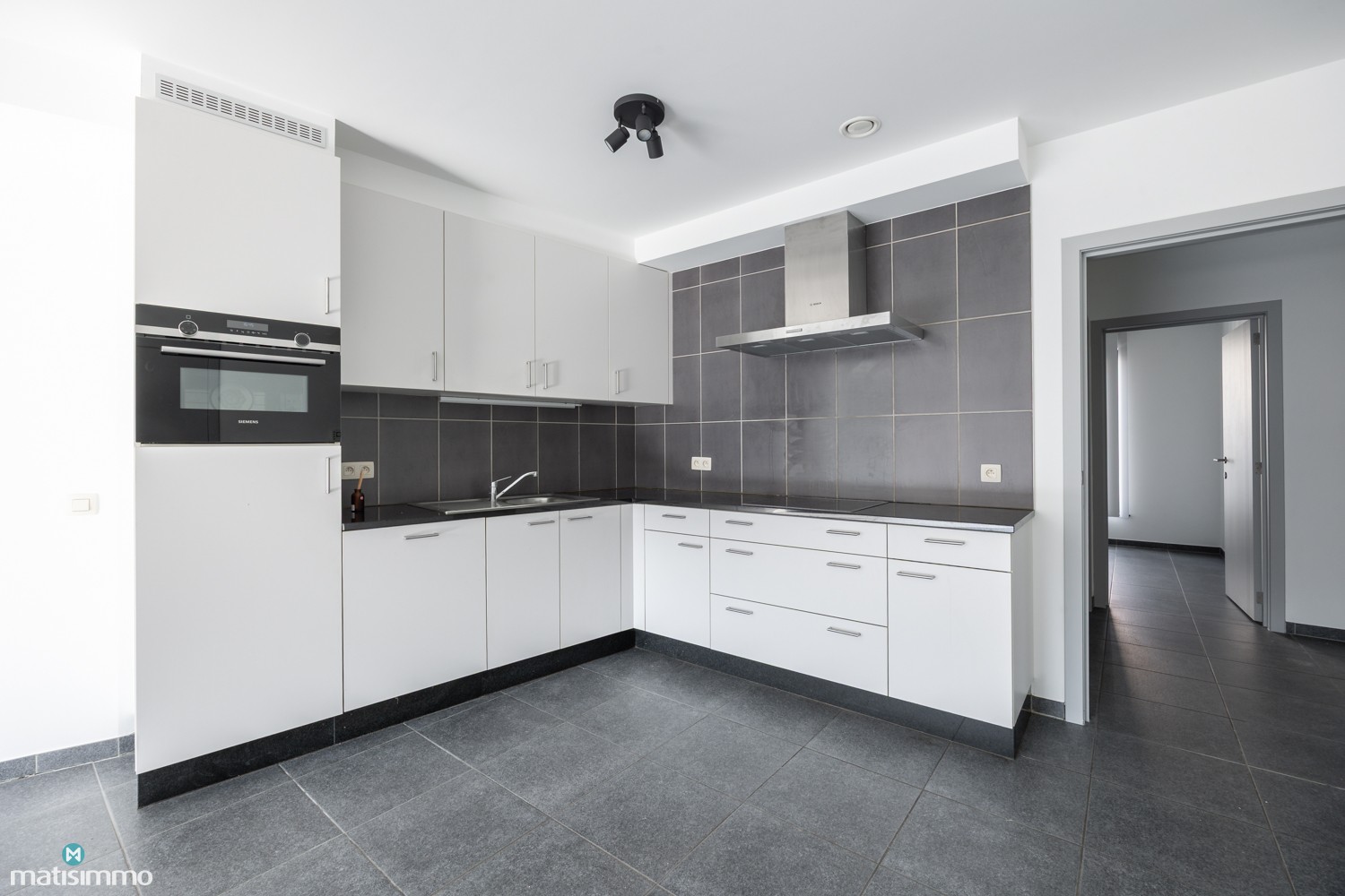 INSTAPKLAAR APPARTEMENT MET 2 SLAAPKAMERS, RUIM TERRAS EN AUTOSTAANPLAATS IN HET CENTRUM VAN BILZEN - foto 4