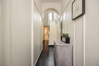 <p>Bent u op zoek naar een perfect onderhouden gezinswoning met karakter, veel licht en een zalige buitenruimte? Deze unieke woning in de De Bosschaertlei biedt modern comfort op een centrale locatie.</p><p>Authentieke charme &amp; praktische indeling : Bij binnenkomst valt direct de elegantie van de inkomhal op, met een tijdloze donkere tegelvloer en prachtige witte lambrisering. Een fraaie boog leidt naar de traphal met de authentieke houten trap, een knipoog naar het oorspronkelijke karakter van de woning.</p><p>Ruimte voor gezelligheid en koken : De leefruimte vormt een harmonieus geheel. De sfeervolle eetkamer is modern en gezellig. Dankzij een van de drie strategisch geplaatste airco-units geniet u hier het hele jaar door van de ideale temperatuur. De aansluitende landelijke keuken is een droom voor elke hobbykok, afgewerkt met metrotegels en een houten werkblad. De unieke lichtstraat in de veranda zorgt voor een overvloed aan natuurlijk licht tot diep in de keuken.</p><p>Rust en comfort : Op de verdiepingen bevinden zich 3 volwaardige slaapkamers. Ook de master bedroom is uitgerust met airco. Voor een optimale nachtrust en privacy is de volledige woning voorzien van rolluiken.</p><p>Zuidwest gerichte tuin &amp; garage De absolute troef is de diepe, perfect georiënteerde zuidwest tuin. Hier geniet u de hele dag van de zon. Een betegeld pad leidt naar de ruime garage achteraan, die tevens vlot bereikbaar is via de zijkant van het perceel.</p>