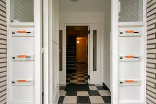 <p><span>Berchem: Instapklaar 2 slaapkamer appartement op strategische aangename ligging. </span></p><p><span> </span></p><p><span>Inkomhal met vestiaire ruimte en apart gastentoilet. </span></p><p><span>Ruime woon- en leefruimte thans op plancher met aanpalend, gesloten keuken. </span></p><p><span>De keuken werd niet gerenoveerd maar is kwalitatief opgebouwd. Ruimte voorzien voor toestellen (extra vriezer | vaatwasser | was- en droogmachine)</span></p><p><span>Reeds voorzien: keramische kookplaat, dampkap, frigo, dubbele handenwasser en tal van ingemaakte kasten. </span></p><p><span>Achteraan het appartement 2 volwaardige slaapkamers met toegang tot zonnig zuid terras. </span></p><p><span>Aangenaame douchekamer met inloopdouche en design badkamer meubel met ingemaakte kasten en spiegel.</span></p><p><span> </span></p><p><span>extra info:</span></p><p><span>- laag epc</span></p><p><span>- lage algemene kosten </span></p><p><span>- 2 kelders </span></p><p><span>- Aangename buurt </span></p><p><span> </span></p><p><span> </span></p><p><span> </span></p><p><span> </span></p><p><span> </span></p><p><span> </span></p>