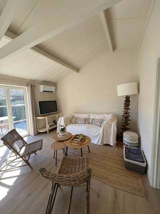 Bienvenue dans cette magnifique maison de vacances rénovée (2025) située dans le parc de vacances Zeewind 1 à Bredene.Cette charmante maison de plage...