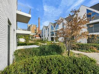 <p>MOGELIJKHEID TOT AANKOOP AAN 6% BTW<br /><br />Het project KAAI 30 is gelegen tussen de Kolenkaai, de Veldmaarschalk Fochstraat en de Leopold II Laan en vormt het sluitstuk van het bestaande bouwblok. Scholen, winkels en openbaar vervoer zijn op wandelafstand. Deze rustige buurt ligt voldoende ver van het toeristische centrum maar geeft directe toegang tot het beste wat Brugge te bieden heeft.<br />- Centrale ligging aan de rand van Brugge met zichten op de Kolenkaai<br />- Meerdere supermarkten in straal van 1 km rond het project<br />- Op wandelafstand van de Grote Markt van Brugge en 't Zand<br />- Loop- en fietsroutes rond Brugge<br />- Fitness en zwembad op minder dan 1 km afstand<br /><br />Appartement A 0.3 - Gelijkvloers appartement met volgende indeling: <br />Leefruimte met open keuken en berging, toegang tot privatief terras, nachthal met gastentoilet, badkamer voorzien van inloopdouche en dubbele lavabo, 2 slaapkamers.<br /><br />Voor verdere informatie of vrijblijvend bezoek contacteer Jana op 0498 10 98 98 of mail naar jana@immax.be.</p>