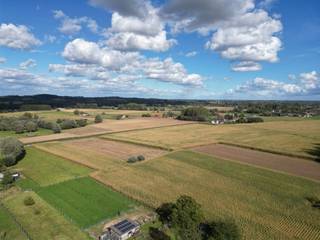 <p>In het landelijke en groene Heurne (Oudenaarde) bevindt zich dit te renoveren pand met bijzonder veel potentieel. Een ideale opportuniteit voor wie niet terugdeinst voor renovatiewerken en een woning volledig naar eigen smaak en noden wil vormgeven.</p><p>Dankzij de solide basisstructuur en het ruime perceel biedt deze eigendom tal van mogelijkheden om uit te groeien tot een hedendaagse, lichtrijke woning. Open leefruimtes, een sterke connectie met de tuin en voldoende plaats voor een gezin behoren hier absoluut tot de opties.</p><p>De ligging is een absolute troef: rustig en groen, met toch een vlotte verbinding naar Oudenaarde en omliggende gemeenten. De landelijke omgeving, gecombineerd met de bestaande charme van het pand, vormt een sterk uitgangspunt voor een geslaagde renovatie.</p><p>Deze eigendom leent zich zowel voor wie droomt van een persoonlijke gezinswoning, als voor wie op zoek is naar een interessante renovatie- of investeringskans.</p><p>Interesse om dit pand nieuw leven in te blazen?<br />Neem gerust contact op met ons kantoor voor meer informatie of een bezoek.</p>