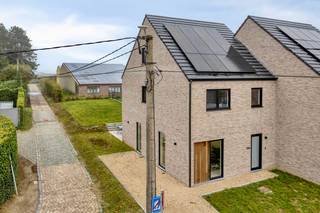 Deze mooie, instapklare nieuwbouwwoning (halfopen bebouwing) bevindt zich in Zuurbemde, een rustige deelgemeente van Glabbeek. De woning biedt heldere, open en naar wens verder af te werken leefruimtes op het gelijkvloers en 4 kamers op de verdiepingen. Achteraan de woning is er een fijn zonneterras en een deels omheinde tuin met grasperk, die ook naar wens verder aangelegd kan worden.

Omvattende:
Gelijkvloers: inkomhal, zit- en eetkamer, open keuken, polyvalente ruimte, berging en technische ruimte, toiletruimte 
Eerste verdieping: nachthal, 3 slaapkamers, badkamer, wasruimte/berging, toiletruimte 
Tweede verdieping: kamer, badkamer, technische ruimte
Oprit, terras en tuin: oprit, tuin met terras 

Ligging: de woning bevindt zich dicht bij het centrum van Glabbeek-Zuurbemde, een deelgemeente van Glabbeek. Bushaltes zijn dichtbij (1 km), de aansluiting met de ring rond Tienen bevindt zich op 7 km en de aansluiting met de E314 is op een 10-tal km rijden.  

Bekijkt u dit pand via één van onze aanverwante websites, dan verwijzen wij u graag door naar onze eigen website. https://www.itimmo.be/zuurbemde-44a-3380-glabbeek
