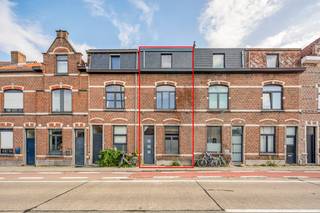 Deze leuke woning leent zich uitstekend voor eigen bewoning, maar kan evengoed dienen voor verhuur, al dan niet als co-housing, of voor studerende kinderen.<br /><br />Bestaande uit een inkomhal, een leefruimte met een zit- en een eetplaats, een keuken met een eetplaats en een schuifraam naar het terras, een slaapkamer en een apart toilet op het gelijkvloers. Op de eerste verdieping zijn een ruime slaapkamer, een badkamer en een nachthal met een apart toilet voorzien. De tweede verdieping bestaat uit nogmaals 2 slaapkamers en een traphal. De woning is bovendien onderkelderd met een praktische en droge bergkelder.<br /><br />In 2023 werd het hoofddak geïsoleerd met 12cm isolatie en werden de platte daken vernieuwd en geïsoleerd met 12cm isolatie.<br /><br />EPC 340kWh(D-label)! Elektriciteit conform! Niet-overstromingsgevoelig!<br /><br />Indien u deze leuke woning graag bezoekt dan kan u mij steeds bereiken via arnaut@immojanstas.be of op 0495292080.<br /><br />Bijkomende info (EPC, bodemattest, elektriciteitsattest, enz...) kan U hier downloaden ↓