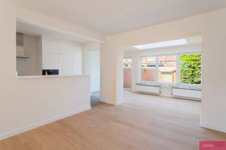 <p><span>Stijlvol gerenoveerde woning met zonnige tuin.</span></p><p><span>Op zoek naar een instapklare gezinswoning waar comfort, ruimte en energiezuinigheid centraal staan? Dan zal deze stijlvol gerenoveerde woning met west gerichte tuin u ongetwijfeld weten te bekoren. De woning is gelegen in een rustige eenrichtingsstraat, op korte afstand van winkels, scholen en belangrijke invals- en uitvalswegen. De renovatie werd met veel zorg en vakmanschap uitgevoerd, waarbij bijzondere aandacht werd besteed aan hedendaags wooncomfort en een energiezuinige afwerking. Alle technieken volledig vernieuwd.</span></p><p><span>Via de inkomhal met gastentoilet en handenwasser betreedt u de aangename leefruimte, die dankzij de grote raampartijen geniet van een mooie natuurlijke lichtinval. De open keuken is uitgerust met kwalitatieve AEG-toestellen, waaronder een koel- vriescombinatie, inductiekookplaat, dampkap, vaatwasser en combi-oven. Aansluitend bevindt zich de tuin van circa 60 m² met tuinhuis.</span></p><p><span>Op de eerste verdieping bevinden zich twee ruime slaapkamers en een moderne badkamer, ingericht met een inloopdouche, badkamermeubel en hangtoilet. De tweede verdieping omvat een derde volwaardige slaapkamer en een tweede badkamer, voorzien van een ligbad, inloopdouche, badkamermeubel en toilet. Daarnaast is er op deze verdieping een praktische berging met de cv-installatie en de mogelijkheid om een wasmachine te plaatsen.</span></p><p><span>Verder beschikt de woning over een bruikbare kelder die perfect dienst kan doen als wasplaats en/of extra bergruimte. Hier is reeds een aansluiting voor een wasmachine voorzien. </span></p><p><span>Als extra troef werd de bekabeling voor de eventuele plaatsing van zonnepanelen reeds voorzien.</span></p><p><span> </span></p>