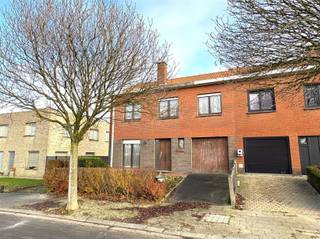 HALF OPEN WONING IN EEN RUSTIGE BUURT Gelegen in een straat zonder doorgaand verkeer waar rust de bovenhand haalt.Deze half open klassieker kijkt uit...