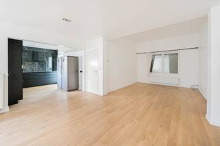 <p>Op het Edmond de Grimbergheplein in Willebroek bevindt zich deze gerenoveerde woning die achter haar karaktervolle bakstenen gevel verrassend veel ruimte te bieden heeft. De woning combineert een praktische indeling met ruime leefvertrekken, drie slaapkamers, en een bijzonder ruime overdekte buitenruimte.</p><p>Op het gelijkvloers komt u binnen in de woning via de traphal, die toegang geeft tot de verschillende leefruimtes. De ruime woonkamer biedt voldoende plaats voor zowel een gezellige zithoek als een volwaardige eethoek en sluit rechtstreeks aan op de keuken.<br />De volledig uitgeruste keuken is uitgevoerd in een moderne, donkere stijl en beschikt over heel wat werk- en kastruimte. De verschillende inbouwtoestellen, waaronder oven en microgolfoven, maken het geheel compleet. Dankzij de open verbinding met de leefruimte blijft er een aangenaam contact tussen koken en wonen.<br />Verder bevindt zich op het gelijkvloers een ruime en verzorgde badkamer. Deze is ingericht met een royale inloopdouche, wastafelmeubel, handdoekradiator en praktische ingebouwde opbergkasten. Daarnaast is er een afzonderlijke berging met extra opslagmogelijkheden.<br />Via de traphal bereikt u de tussenverdieping, waar zich een opvallend ruime en grotendeels overdekte buitenruimte bevindt. Deze vormt een bijzondere extra troef voor wie graag een eigen buitenplek heeft en biedt verschillende mogelijkheden qua inrichting.<br />De eerste verdieping telt twee volwaardige slaapkamers. Beide kamers genieten van natuurlijk licht en bieden voldoende ruimte voor een slaapkamer, bureau of dressing.<br />De bovenste verdieping werd volledig ingericht als een ruime zolderkamer. Dankzij de dakramen valt er aangenaam daglicht binnen en de ingebouwde kasten onder de schuine dakvlakken zorgen voor heel wat extra bergruimte. Deze verdieping kan perfect dienstdoen als derde slaapkamer, thuisbureau, hobbyruimte of speelkamer.</p><p>Ook de ligging vormt een belangrijke troef. Het Edmond de Grimbergheplein bevindt zich op een centrale locatie in Willebroek, met scholen, winkels en openbaar vervoer in de nabije omgeving. Het station van Willebroek ligt eveneens dichtbij en zorgt voor een vlotte verbinding met de ruimere regio. Ook de A12 en andere belangrijke verbindingswegen zijn gemakkelijk bereikbaar.</p><p>Een ruime, gerenoveerde woning met heel wat mogelijkheden op een centrale locatie.</p><p><strong>Interesse? Vraag je bezoek aan!</strong></p>