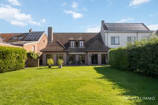 Deze prachtige en uitstekend onderhouden woning uit 1993 <strong>combineert karakter, ruimte en mogelijkheden op een unieke manier</strong>. Met een bebouwde oppervlakte van maar liefst 177 m² en een <strong>bewoonbare oppervlakte van 268 m² </strong>is dit een woning die je blijft verrassen zodra je binnenstapt.<br />Een extra troef? <strong>De woning biedt de mogelijkheid tot gelijkvloers wonen dankzij de slaapkamer en badkamer op het gelijkvloers. Ideaal voor wie levenslang wil wonen of perfect geschikt voor een zelfstandige activiteit.  </strong><br /><br /><u><strong>Indeling</strong></u><br />Op het gelijkvloers kom je binnen via een ruime inkomhal met apart toilet. De lichtrijke leefruimte sluit mooi aan op de keuken, met aansluitend een praktische berging. Verder vind je hier een volwaardige slaapkamer, badkamer en de garage.<br />Op de eerste verdieping kom je terecht in een uitzonderlijk ruime nachthal die toegang geeft tot drie zeer grote slaapkamers, een tweede badkamer, een apart toilet en een hele ruime zolderruimte.<br /><strong>De zuidwestgerichte tuin is een echte troef: hier geniet je volop van zon.</strong> Een heerlijke plek om te ontspannen na een drukke dag.<br /><br /><u><strong>Technisch</strong></u><br />Verwarming op aardgas<br />EPC: Label B (199 kWh/m² ) – gunstig label<br />Degelijke en duurzame constructie<br /><br /><u><strong>Troeven </strong></u>
<ul>
	<li>Royale bewoonbare oppervlakte (268 m²)</li>
	<li>Mogelijkheid tot gelijkvloers wonen</li>
	<li>Mogelijkheid tot vrij beroep</li>
	<li>4 volwaardige slaapkamers</li>
	<li>2 badkamers</li>
	<li>Zuidwestgerichte tuin</li>
	<li>Zeer gunstig EPC</li>
</ul>
<u><strong>Contact</strong></u><br />Contacteer Nicolas voor meer info of een rondleiding: 0478 50 58 91- nicolas@real-immo.be<br />Laat je verrassen door deze ruime eigendom. Tot binnenkort!