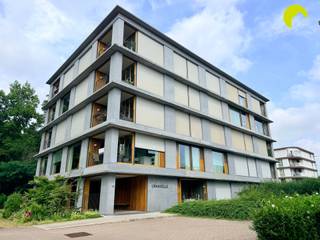 <p><span>Uiterst lichtrijk en modern hoekappartement!</span></p><p><span> </span></p><p><span>Dit appartement vinden we terug in een rustige woonwijk in het gebouw Granvelle. Het pand ligt nabij openbaar vervoer, winkels, ….</span></p><p><span> </span></p><p><span>Indeling:</span></p><p><span>We betreden het appartement in de brede inkomhal waaruit we toegang hebben naar alle ruimtes.</span></p><p><span>De leefruimte bevat grote raampartijen tot op de grond wat zorgt voor zeer veel lichtinval. Er is een overdekt terras voorzien dat toegankelijk is via een harmonicaraam langs de keuken/leefruimte.</span></p><p><span>De keuken is voorzien van alle nodige toestellen.</span></p><p><span> </span></p><p><span>De 2 slaapkamers zijn voorzien van vliegenramen, de grote slaapkamer heeft ook een muur met ingemaakte kasten.</span></p><p><span> </span></p><p><span>In de badkamer is er een moderne inloopdouche voorzien en een dubbel lavabomeubel.</span></p><p><span>Verder is er in de hal nog een apart toilet met handenwasser.</span></p><p><span> </span></p><p><span>Ten slotte is er in de hal nog een technische berging met aansluiting voor de wasmachine.</span></p><p><span> </span></p><p><span>Op verdieping -1 is er een autostaanplaats voorzien, deze is verplicht bij aan te huren voor €50. Nog een verdiep lager op -2 vinden we nog een handige kelderberging terug met stopcontact.</span></p><p><span> </span></p><p><span>Nuttige informatie:</span></p><ul><li><span>Beschikbaarheid: onmiddellijk</span></li><li><span>Maandelijkse lasten: €100 (syndicus, lift, minuerie, onderhoud gemene delen, ...)</span></li><li><span>Huurwaarborg: 3 maanden</span></li><li><span>EPC A</span></li></ul><p><span> </span></p><p><span>PLAN VANAF NU ZELF JOUW AFSPRAAK IN VIA ONZE ONLINE MODULE</span></p><p><span>Surf naar het betreffende eigendom op onze website <span>www.habicom.be</span></span><span> en klik vervolgens op de roze knop</span><span> 'PLAN EEN BEZOEK'.</span></p><p><span> </span></p>