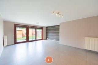 Deze <strong>verzorgde woning</strong> biedt een praktische en comfortabele indeling, ideaal voor wie op zoek is naar een <strong>instapklare gezinswoning.</strong><br />Bij binnenkomst betreedt u de <strong>inkomhal </strong>met directe toegang tot de<strong> inpandige garage</strong>. De leefruimte is opgedeeld in een <strong>gezellige zithoek</strong> en een eetgedeelte, met zicht op de aangelegde en <strong>onderhoudsvriendelijke tuin</strong>. Aansluitend bevindt zich de <strong>open, volledig uitgeruste keuken</strong> met een gezellige toog .<br /><br />Op de eerste verdieping bevinden zich <strong>drie volwaardige slaapkamers</strong> en een <strong>badkamer </strong>met <strong>ligbad, aparte douche, dubbele wastafel en toilet</strong>. Via een schuiftrap is er toegang tot de <strong>zolder</strong>, die extra opbergruimte biedt.<br /><br />De tuin is aangelegd met kunstgras en beschikt over een <strong>ruim terras</strong> – perfect voor ontspannen buitenmomenten. Achter de woning is er bovendien een aparte garagebox aanwezig, die optioneel kan worden aangekocht voor 25.000 EUR.<br /><br />Verdere troeven van de woning zijn de <strong>elektrische rolluiken</strong>, <strong>regenwater aansluiting</strong>, <strong>waterverzachter </strong>en overal <strong>centrale verwarming</strong>. <br /><br /><strong><span>Pluspunten:</span></strong><br />- Instapklaar<br />- Gunstig EPC = B<br />- Elektriciteit conform<br />- Zonnepanelen<br /><br />Heeft u interesse in meer informatie of een bezoek aan deze woning? Aarzel niet om contact op te nemen met Kimberly via 0470574605.<br /><br />