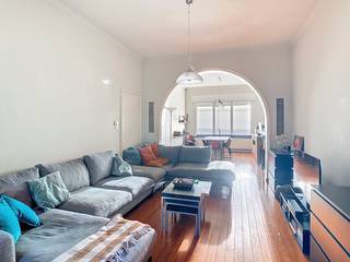 Deze centraal gelegen en energiezuinige herenwoning met art-deco elementen wordt te koop aangeboden in de Guido Gezellelaan te Sint-Niklaas. Zoekt...