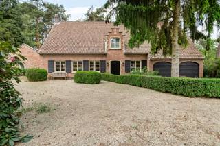 Gelegen in de residentiële en gegeerde wijk Koningshof bevindt zich deze ruime villa met zwemvijver op een perceel van ca. 2.000 m².Rust en privacy...