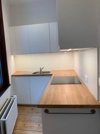 Duplex appartement met 1 slaapkamer - 2000 Antwerpen - Eerste ingebruikname na volledige renovatie<br /><br />Dit stijlvolle duplex appartement is ideaal gelegen in de Sint-Paulusstraat, op wandelafstand van zowel het bruisende historische centrum van Antwerpen als het populaire Eilandje.<br /><br />Het appartement bevindt zich in een kleinschalig gebouw met slechts drie wooneenheden en wordt aangeboden in eerste ingebruikname na een grondige renovatie. Dankzij de praktische indeling en de ruime leefruimte is het ideaal voor een alleenstaande of een jong koppel (maximum 2 personen).<br /><br />Indeling:<br />Op de eerste verdieping komt u rechtstreeks binnen in de ruime, lichtrijke woonkamer. De drie grote raampartijen zorgen voor een overvloed aan natuurlijk licht, terwijl het hoge plafond een aangenaam gevoel van ruimte creëert.<br /><br />De aparte, volledig vernieuwde keuken biedt veel kastruimte en is uitgerust met een kookplaat en dampkap. Vanuit de keuken heeft u rechtstreeks toegang tot het privé terras.<br /><br />Via een binnentrap of de gemeenschappelijke gang bereikt u de tweede verdieping. Hier bevinden zich de ruime slaapkamer, een apart toilet en de moderne badkamer. Deze is volledig vernieuwd en uitgerust met een inloopdouche, een badkamermeubel met wastafel, een spiegel met ledverlichting en een praktische kolomkast.<br /><br />Op het gelijkvloers beschikt u bovendien over een berging met aansluiting voor een wasmachine en droogkast.<br /><br />Troeven:<br />Eerste ingebruikname na volledige renovatie<br />Kleinschalig gebouw met slechts 3 wooneenheden<br />Ruime en lichtrijke leefruimte<br />Privé terras<br />Berging<br />Gunstige ligging nabij het historisch centrum en het Eilandje<br /><br />Praktische informatie:<br />Niet gemeubeld<br />Bewoonbare oppervlakte: 71 m²<br />EPC: B – 170 kWh/m²/jaar<br />Huurprijs: € 1.050/maand exclusief elektriciteit<br />€ 100,00 maandelijkse kosten voor gas en water<br />Geen gemeenschappelijke kosten<br />Huurovereenkomst van minimum 1 jaar<br /><br />Interesse? Stuur een e-mail naar studio-appart@proximus.be met vermelding van referentie STPduplex200