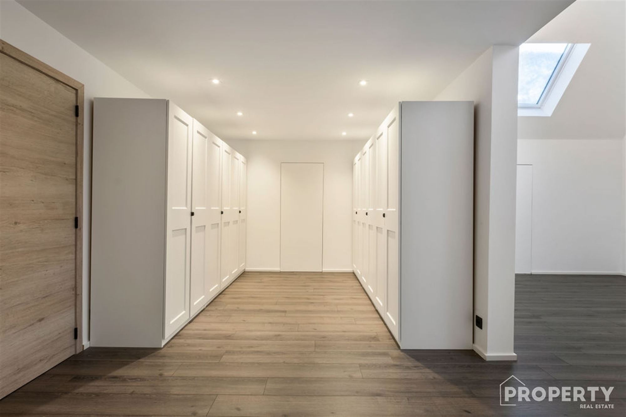 Ruime gerenoveerde woning met 4 slaapkamers te koop! - foto 5