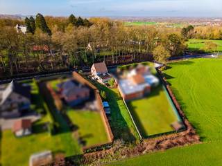 CHARMANTE WONING met OMHEINDE TUIN, VRIJ UITZICHT en GARAGE op een BOOGSCHEUT van het STADSCENTRUM. Deze VERDER AF TE WERKEN GEZINSWONING...