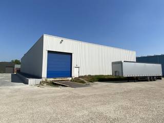 Multifunctionele industriële hallen gelegen op het industrieterrein "Oude Kazerne" te Kaulille. Gelegen op 6 km van de Nederlandse grens...