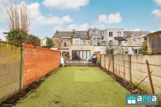 <p><span><span>Bent u op zoek naar een ruime en energiezuinige woning? Dan is deze woning zeker iets voor u! De woning werd volledig gerenoveerd in 2020 en is gelegen in een rustige straat te Deurne-Noord. Het betreft een gezinswoning met mogelijk 4 slaapkamers, ruime tuin en oprit voor de wagen. Omwille van de centrale ligging heb je alles binnen handbereik: winkels, scholen en het openbaar vervoer, in de nabijheid van verschillende invalswegen zoals de Ring van Antwerpen.</span></span></p><p><span><span> </span></span></p><p><span><span>Grootste troeven:</span></span></p><p><span><span>- Gevel-en dakisolatie</span></span></p><p><span><span>- Vloerverwarming</span></span></p><p><span><span>- Conforme elektriciteit</span></span></p><p><span><span>- EPC B</span></span></p><p><span><span>- Zonnige westgerichte tuin (84m²)</span></span></p><p><span><span>- 4 slaapkamers mogelijk (op heden als 3 slpk ingedeeld)</span></span></p><p><span><span>- Ruime leefkeuken met veel lichtinval</span></span></p><p><span><span> </span></span></p><p><span><span>Indeling:</span></span></p><p><span><span>- GVL: Via de inkomhal betreden we de living en de grote volledig geïnstalleerde keuken (36m²). Vanuit deze ruimte hebben we toegang tot de ruime westgerichte tuin (84m²). Tevens is er een apart toilet aanwezig (3m²).</span></span></p><p><span><span>- V1: 2 slaapkamers van respectievelijk 14m² en 9m² en moderne badkamer (10m²) met inloopdouche, wc en dubbele lavabo.</span></span></p><p><span><span>- V2: Slaapkamer 3 en 4 (12m² en 13m²)</span></span></p><p><span><span> </span></span></p><p><span><span>Voor meer informatie kan u terecht bij Area Partners: Info@area.be of 03/284.60.60</span></span></p>