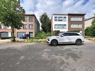 Mooie bouwgrond, voor gesloten bebouwing, gelegen in de Vuurkruislaan te Wilrijk. Het betreft 2 percelen, welke samen een oppervlakte hebben van 1.399m², en bevindt zich in een rustige en aangename leefomgeving.<br /><br />De ligging van deze bouwgrond is een enorme troef. U geniet van hier van een rustige residentiële omgeving, terwijl u toch op een korte afstand bent van het centrum van Wilrijk en diverse voorzieningen. Op een boogscheut kan je genieten van het Park van Eeden. Op wandelafstand vindt u openbaar vervoer, scholen, winkels,... Ook de A12 en andere belangrijke invalswegen zijn vlot bereikbaar. <br /><br />De bouwvoorschriften;<br />Alle verdiepen max 13m diep<br />Breedte = 7m<br />Voortuinstrook = 5m.<br /><br />Een interessante opportuniteit voor wie op zoek is naar een bouwgrond op een rustige, residentiële locatie in Wilrijk.<br /><br />Meer informatie: edegem@immopoint.be