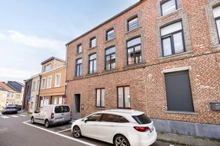 <p><strong>Interesting investment property comprising 3 one-bedroom apartments on the outskirts of Tienen</strong></p><p>This property is located near the Fathers’ Church, just outside the ring road of Tienen.</p><p>Excellent mobility score: all amenities are within walking and cycling distance, and there is quick access to the E40 motorway.</p><p>Well-maintained building with a characterful façade, in very good condition. </p><p></p><p>Interested and want to be among the first to discover this opportunity? We are launching the sale with an exclusive <strong>“Avant-Première” on Friday 03/07 and Saturday 04/07</strong>. Schedule your visit via the “Book your visit” button. The guide price is €349,000. Bids can be submitted until <strong>06/07</strong>. Please consult the Avant-Première terms and conditions below.</p><h3>Layout and features of the building</h3><p><strong>Basement:</strong></p><ul><li><p>Shared basement with individual utility meters.</p></li></ul><p><strong>Ground floor:</strong></p><ul><li><p>Shared entrance hall.</p></li><li><p><strong>Apartment 1:</strong> 54 m² – living room – fitted kitchen – bedroom – bathroom (shower) – terrace and garden.</p></li><li><p>EPC: 299 kWh/m²/year (label C) – compliant electrical installation – asbestos-free.</p></li></ul><p><strong>First floor:</strong></p><ul><li><p><strong>Apartment 2:</strong> 45 m² – living room with open-plan fitted kitchen – bedroom – bathroom.</p></li><li><p>EPC: 168 kWh/m²/year (label B) – compliant electrical installation – asbestos-free.</p></li></ul><p><strong>Second floor:</strong></p><ul><li><p><strong>Apartment 3 (duplex):</strong> 82 m² – living room – fully fitted kitchen – bathroom – bedroom.</p></li><li><p>EPC: 278 kWh/m²/year (label C) – compliant electrical installation – asbestos-free.</p></li></ul><p>Each apartment has its own central heating system and separate water, gas and electricity meters.</p><p>The bathrooms are equipped with a washbasin, shower and toilet.</p><p></p><p>The apartments are currently vacant.</p><p></p><p>The building has been regularly refreshed and renovated over the years. It is in excellent condition and ready for immediate occupancy.</p><p>Only a few limited adjustments regarding compliance and fire safety are still required (fire prevention report available).</p>
