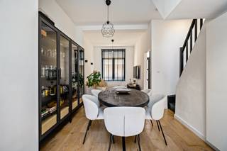 Gelegen in een zijstraat van het winkelcentrum van Lier, geniet deze volledig gerenoveerde woning van een centrale ligging met alle voorzieningen op wandelafstand.<br /><br />Men betreedt de woning via de inkomhal, die leidt naar de stijlvolle woonkamer met open keuken. De keuken, welke aansluit aan het gezellige terras, is uitgerust met alle nodige toestellen. Dankzij de vele ramen geniet men van een overvloed aan natuurlijk licht en een aangenaam ruimtelijk gevoel. <br /><br />Op de eerste verdieping vindt men de badkamer uitgerust met een bad, douche en dubbele wastafel. Naast de badkamer is er een eerste slaapkamer (10m²).<br /><br />De tweede verdieping bevat nog twee slaapkamers (8,5m²/13m²), wat deze woning perfect maakt voor gezinnen of wie extra ruimte wenst.<br /><br /><strong>Troeven woning:</strong><br />*3 slaapkamers<br />*Gelegen in het centrum van Lier<br />*Zijstraat van de winkelstraat <br />*Volledig gerenoveerd<br />*Instapklaar<br />*Lichtrijke leefruimte<br />*Voorzien van een terras<br />*EPC label B<br />*Overname huur staanplaats mogelijk<br /><br />Interesse in deze instapklare woning? Contacteer ons via 03 337 50 70 of info@vbvastgoed.be voor meer info of een bezoek ter plaatse.