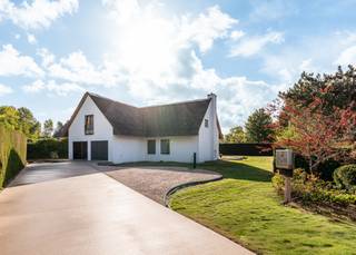 De villa bestaat uit: - op het gelijkvloers: inkomhall met toilet en vestiaire, prachtige en lichtrijke leefruimte met gezellige eetplaats en...