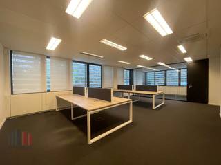 Discover this attractive <strong>office space</strong> of 210 m², including 45 m² of practical <strong>storage space</strong> with a sectional door. Fantastic location near the E40, R22, and A210, with a bus stop right next to the building, this location offers unmatched accessibility for both car and public transport.<br /><br />The ready-to-use office space is located on the ground floor and features a <strong>private kitchenette</strong> and air conditioning. It is part of an office building equipped with an <strong>alarm system</strong>. The space will be<strong> available from 02/01/2026.</strong> The associated storage space is also equipped with a practical sectional door.<br /><br />Contact <strong>PANORAMA B2B</strong> for additional information, plans, or a non-binding site visit at <strong>0477 09 00 09.</strong>