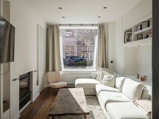 <strong>Instapklare en smaakvol gerenoveerde woning (3 slaapkamers – 2 badkamers) met tuin nabij het Paul de Smet de Naeyerpark.</strong><br /> <br /><em>Voor meer informatie, mail naar </em><em>info@carloeggermont.be</em><br /><br />De woning is gelegen aan het Miljoenenkwartier, nabij het universitair ziekenhuis en het station Gent-Sint-Pieters, een praktische uitvalsbasis met uitstekende bereikbaarheid.<br /><br />Achter de karaktervolle gevel schuilt een ruime en instapklare woning. Deze beschikt over een bruikbare vloeroppervlakte van maar liefst 188 m<sup>2</sup> met een praktische indeling voorzien van 3 volwaardige slaapkamers en 2 badkamers. Extra troeven zijn de praktische kelder, de buitenberging en het overdekte + verwarmde buitenterras.<br /><br />We betreden de woning langs een karaktervolle inkomhal met de originele inkomdeur met glas in lood raam, authentieke tegels en karaktervolle trap.<br /><br />Op het gelijkvloers vinden we aan de voorzijde de leefruimte met op maat gemaakte kasten en houtkachel voor de gezelligheid. Gekoppeld aan de leefruimte vinden we een polyvalente tussenruimte (bibliotheek, tweede zitruimte…) met een plafondhooge op maat gemaakte kast.<br />Aan de achterzijde vinden we een ruime eetplaats met een goed ingerichte open keuken die toegang geeft tot de stadstuin.<br /><br />Verder hebben we nog een berging voor wasmachine en droogkast, een apart gastentoilet en toegang tot een praktische en droge kelder.<br /><br />De eerste verdieping geeft plaats aan een ware ‘master’ over de volledige plateau. We komen binnen in de dressingruimte waar de originele kasten werden behouden en ingewerkt. Aanpalend hieraan vinden we de eerste ensuite badkamer voorzien van wastafel, ligbad, douche en toilet. Aan de achterzijde hebben we de hoofdslaapkamer.<br /><br /><br />Via de overloop die voorzien is van op maat gemaakte kasten komen we op de bovenste verdieping. Hier vinden we twee volwaardige slaapkamers waarvan er één voorzien is van de tweede badkamer (wastafel, inloopdouche en toilet).<br /><br />Deze eigendom onderscheidt zich door zijn combinatie van authentiek wonen met een hedendaags karakter. De gekozen combinaties tussen het materialen, een kwalitatieve afwerking met o.a. heel wat maatwerk en een aangename ruimtelijkheid zorgen voor een unieke woonbeleving.<br /><br /><strong><em>Kortom, een unieke en instapklare woning met gezellige tuin op een toplocatie die aanspreekt door zijn volume, afwerking en karakter.</em></strong><br /> 